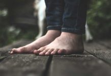 Os benefícios de caminhar descalço em casa