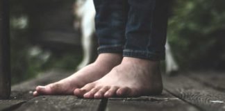Os benefícios de caminhar descalço em casa