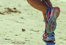Vai correr na areia? Vejas as dicas para evitar lesões