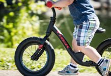 3 dicas para ensinar uma criança a pedalar